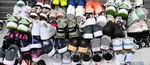 Secuestran 2700 pares de zapatillas de contrabando en una galería comercial de Retiro