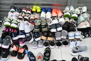 Secuestran 2700 pares de zapatillas de contrabando en una galería comercial de Retiro