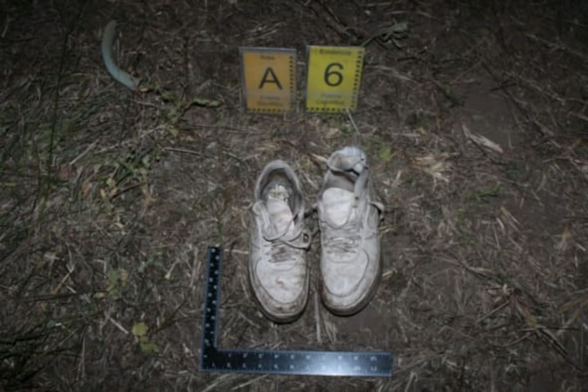 Las zapatillas de la víctima, casi la única prenda que no fue consumida por el fuego