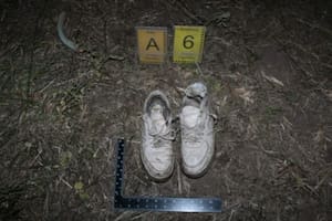 Las zapatillas de la víctima, casi la única prenda que no fue consumida por el fuego