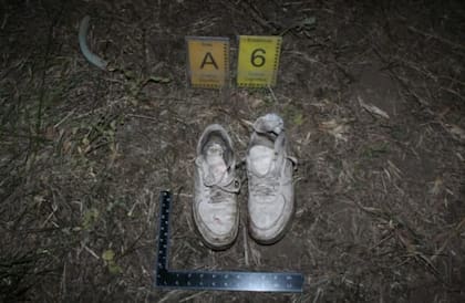 Las zapatillas de la víctima, casi la única prenda que no fue consumida por el fuego