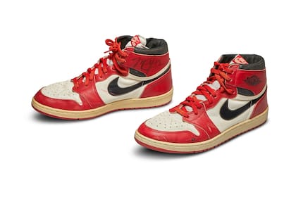Este par de zapatillas Air Jordan 1, el primer modelo creado especialmente por Nike para Michael Jorda podría establecer un récord de subasta de zapatilla