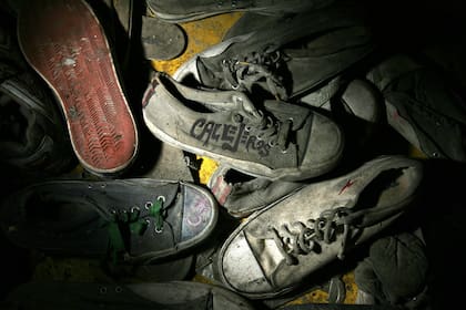 Las zapatillas, un símbolo de la tragedia