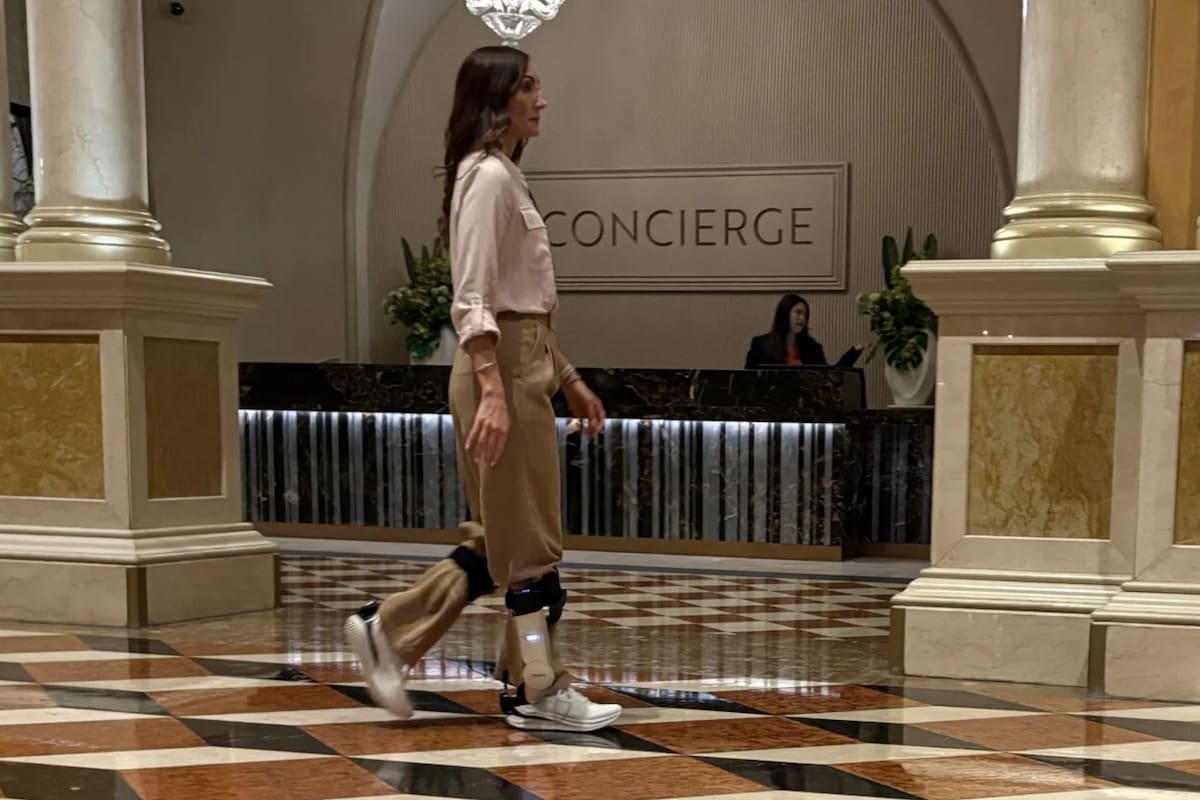 Las zapatillas valen más de cuatro mil dólares, son similares a una bicicleta eléctrica y actúan como un "músculo" en la pantorrilla (Dephy/Allie Chartoff)