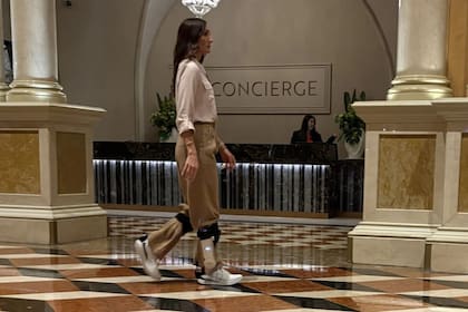 Las zapatillas valen más de cuatro mil dólares, son similares a una bicicleta eléctrica y actúan como un "músculo" en la pantorrilla (Dephy/Allie Chartoff)