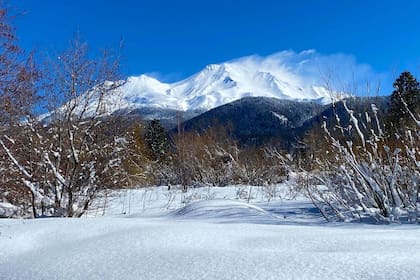 Las zonas altas de California, como el Mount Shasta, tienen capas de nieve que se combinarán con intensas lluvias