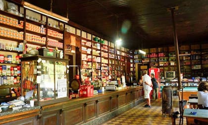 Lasarte deslumbra con sus estanterías antiquísimas.