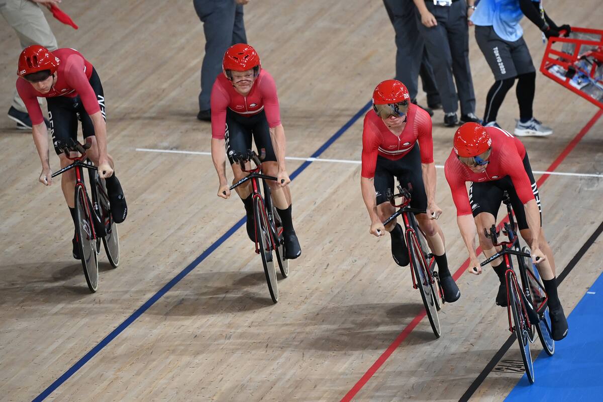 Lasse Norman Hansen, Niklas Larsen, Frederik Madsen y Rasmus Pedersen, del equipo de persecución de Dinamarca: todos con cintas médicas en el frente de sus piernas; un detalle que pasó inadvertido para muchos, menos para Chris Boardman