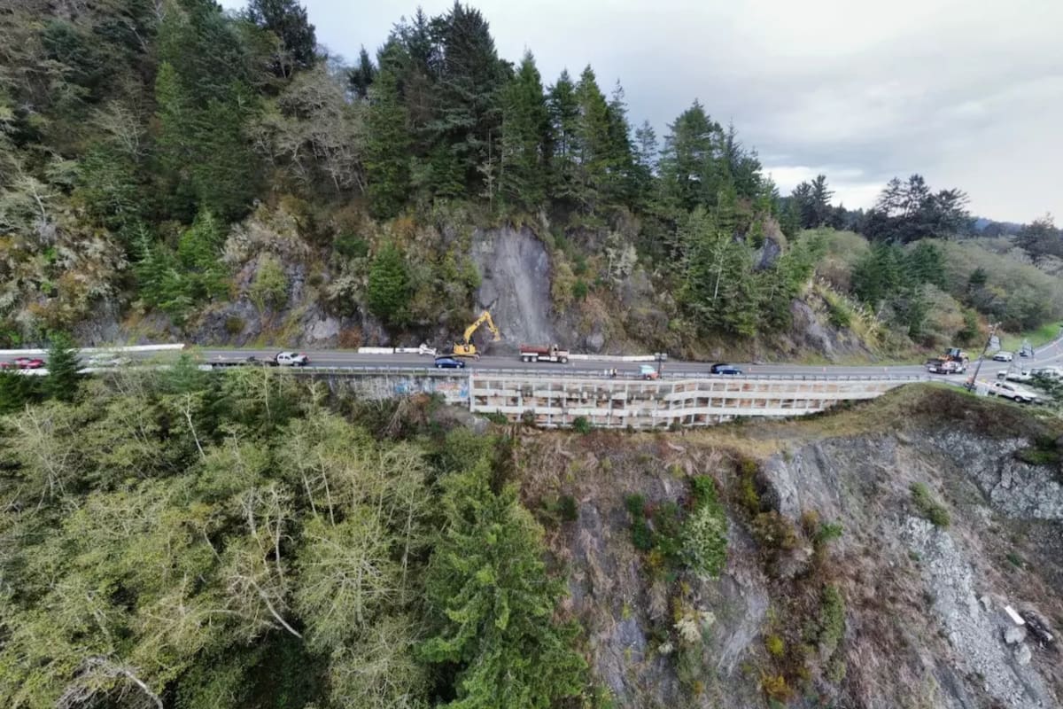 Last Chance Grade es un tramo de una autopista que conecta a Crescent City con el resto del estado y está en peligro de ser derrumbada, ya que se encuentra sobre un terreno inestable