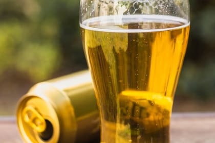 Este aumento, que entró en vigor el 12 de marzo, va a encarecer la producción de cervezas enlatadas (Freepik)