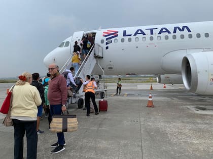El texto también aclara cómo se habilitarán las respuestas y alternativas a los pasajeros que hayan adquirido tickets