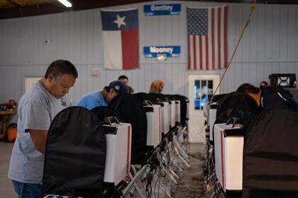 Latinos votan en una estación de bomberos el día de las elecciones en Houston, Texas