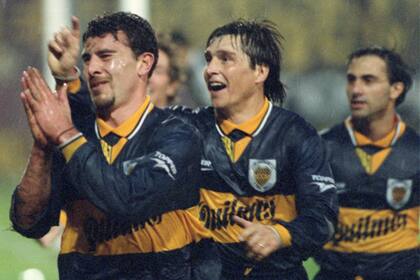 Latorre, con Toresani y Cedrés, jugando para Boca en 1996