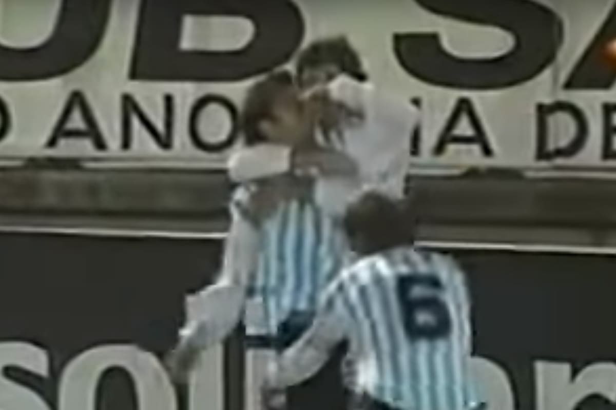 Latorre se tapa la nariz frente a los hinchas de Boca, en 1999