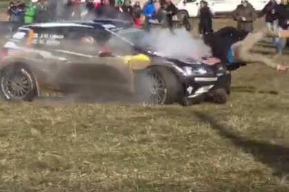 Latvala en su intento de regresar a la pista arrolló a un espectador