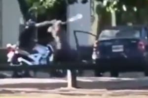 Lau atacando a Perrone con un palo luego de protagonizar un accidente vial