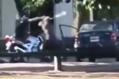 Lau atacando a Perrone con un palo luego de protagonizar un accidente vial