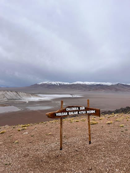 Lau caldera del volcán Galán, la depresión que forma su cráter, es una de las más grandes del mundo