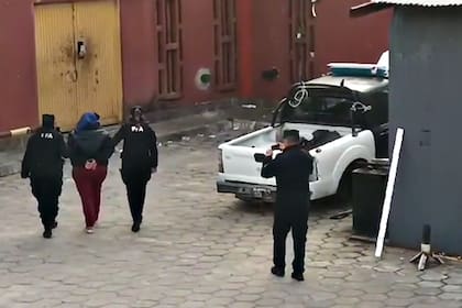 Laudelina, tía de Loan, al llegar detenida a la cárcel de Ezeiza