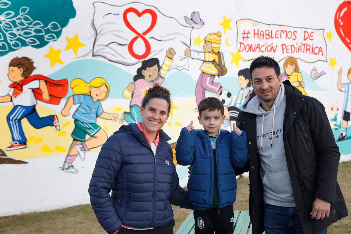 Isidro juega al fútbol en su casa y a veces va a patear junto a sus papás al club Los Cardos