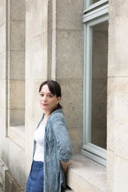 Laura Alcoba escritora de “A través del bosque”