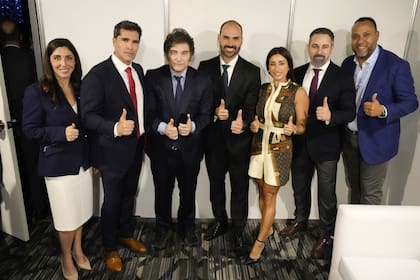Laura Arrieta junto a Javier Milei en una cumbre de la CPAC