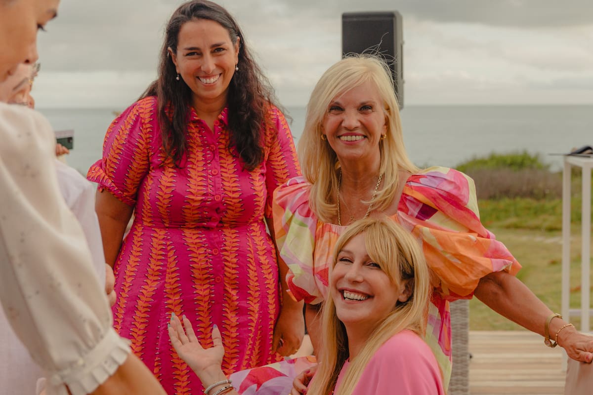 Laura Bardier y Beatriz Argimon junto a Amalia Amoedo