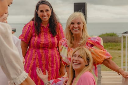 Laura Bardier y Beatriz Argimon junto a Amalia Amoedo
