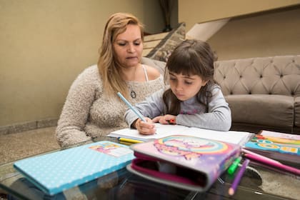 Laura Briones y su hija, Sofía, viven en Lanús y buscan vacante en escuelas de Capital