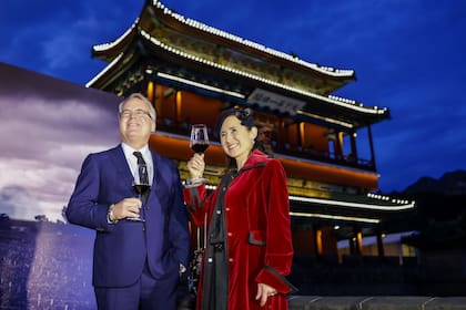 Laura Catena, con el crítico James Suckling, presentó sus nuevos vinos en la Muralla China