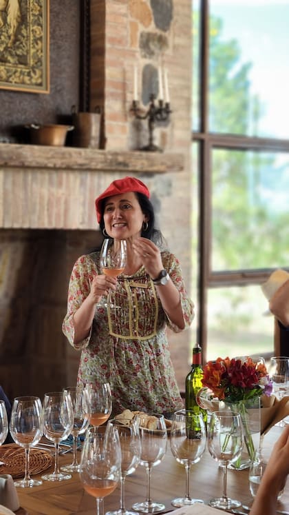 Laura Catena, dirigiendo una degustación en Angélica