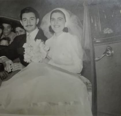 Laura con Roberto en su casamiento: su DNI no llega a las cuatro cifras
