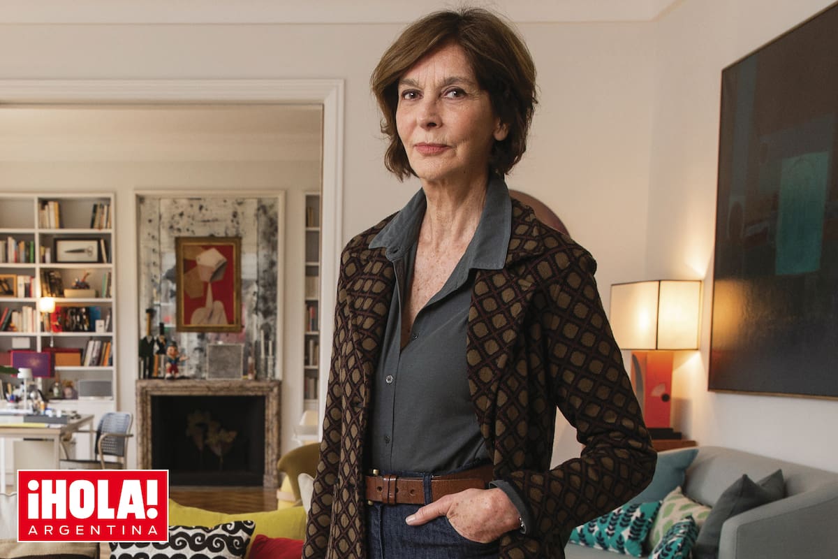 Laura –con un jean de Ramírez y un blazer de pana de Mónica Melhem– en su living amplio y luminoso. Se mudó a ese departamento hace dos años, pero conserva la enorme casa de San Isidro en la que vivió con su segundo ex marido, Germán Frers.