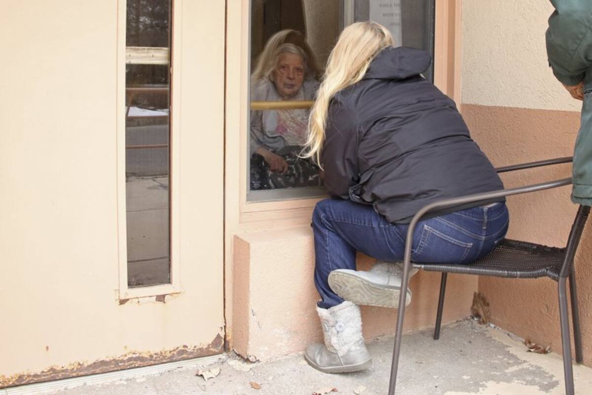 Laura Coriddi conversa a través de una ventana con su madre, Emma Sahl, que se encuentra en el asilo Northgate Healthcare en North Tonawanda, Nueva York