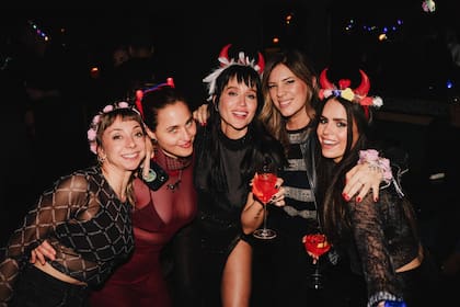 Laura Cymer, la cantante Sofía Vitola, Brenda, Mey Scápola Morán y Sofi Morandi
