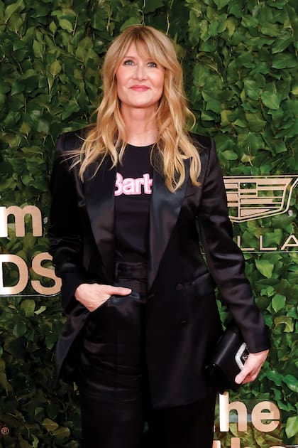 Laura Dern impactó con un conjunto de blazer y pantalón de seda. El detalle: la remera con la simbólica estampa de Barbie.