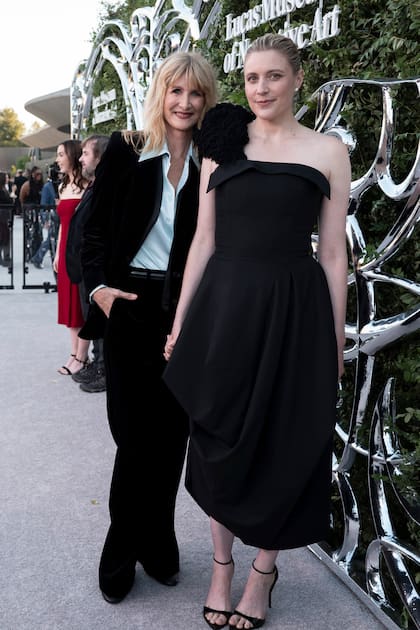 Laura Dern y la directora Greta Gerwig, quienes coincidieron en la película "Mujercitas" (2019)