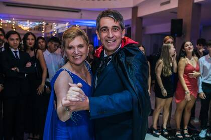 Laura, en la fiesta de 15 de su hija, junto al amor de su vida.