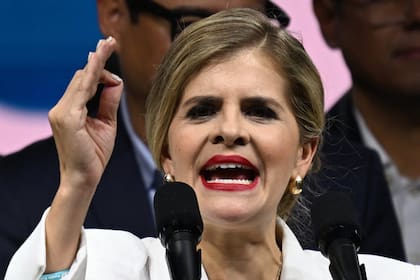 Laura Fernandez habla durante su discurso de victoria en Costa Rica