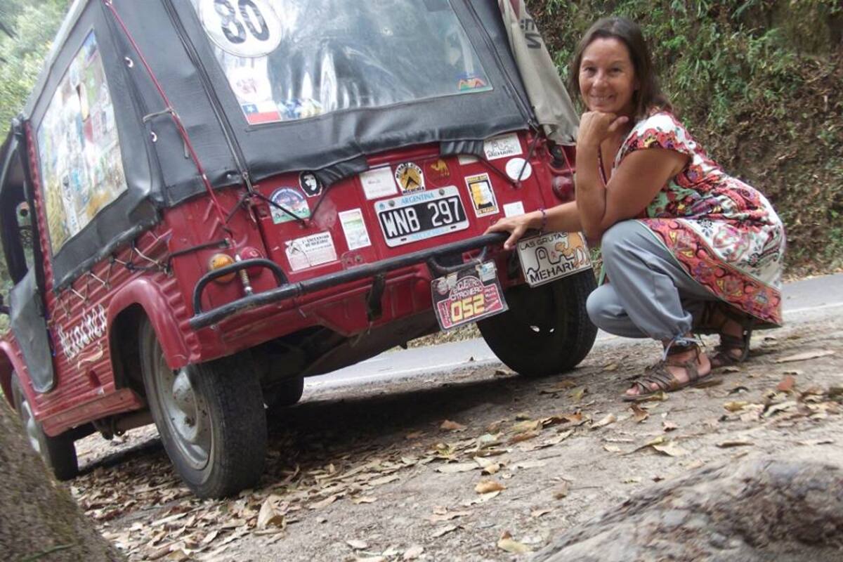 Laura Ferri junto a su Citroën Mehari