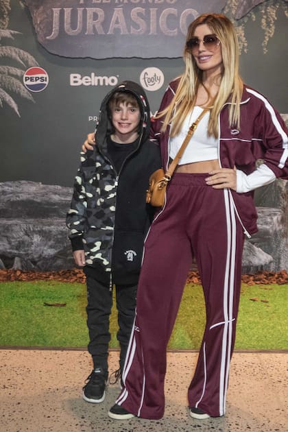 Laura Franco, más conocida como Panam, posa sonriente con su hijo Bautista. También es mamá de Luca y Sofía.