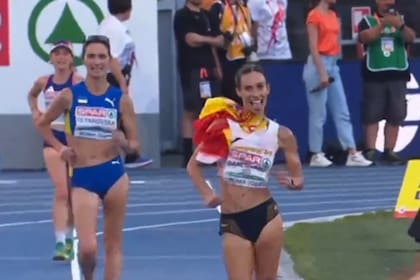 Laura García-Caro sonríe y saca la lengua en la recta final del Olímpico de Roma, cuando estaba tercera, pero la española cedería el lugar y la medalla a pasos de la meta ante la avance de la ucraniana Liudmila Olianovska.