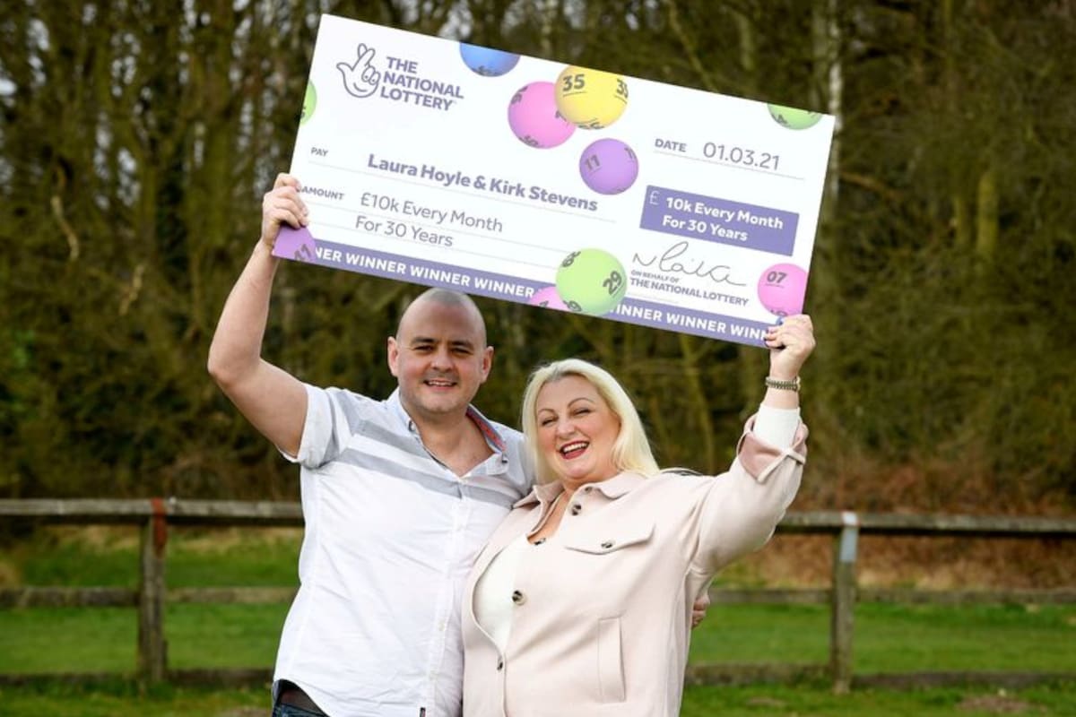 Laura Hoyle y Kirk Stevens recibieron un millonario premio en Reino Unido (Daily Star/SWNS)