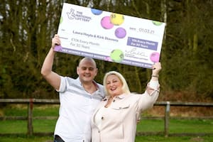 Laura Hoyle y Kirk Stevens recibieron un millonario premio en Reino Unido (Daily Star/SWNS)