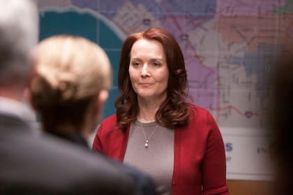 Laura Innes, en una escena de la serie Awake