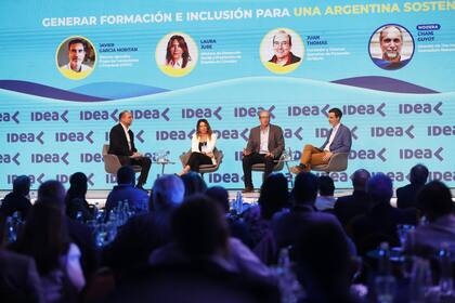 Laura Jure, ministra de Desarrollo Social y Promoción de Empleo de Córdoba; Juan Thomas, fundador y director Ejecutivo de Potenciar Solidario, Javier García Moritán, director ejecutivo Grupo de Fundaciones y Empresas (GDFE); Chani Guyot, Director de The Human Journalism Network.