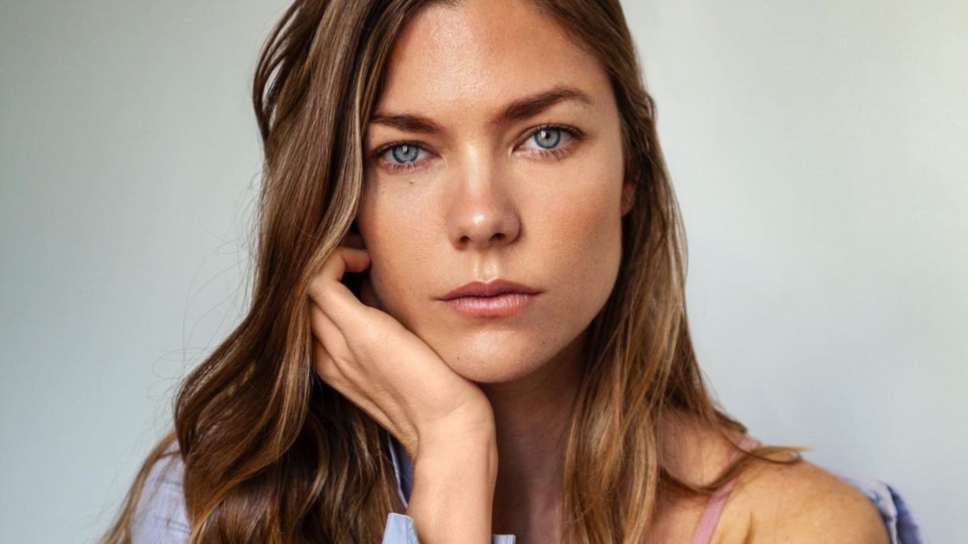 Laura Laprida está instalada en España con su marido, Eugenio Levis; mientras acá se la puede ver en Netflix en la nueva temporada de Millennials, allá filma una serie para la plataforma de streaming de Movistar