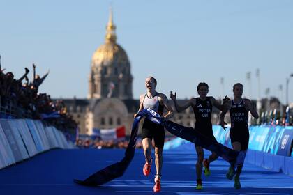 Laura Lindemann empieza la celebración tras darle otro oro a Alemania; esta vez, en la prueba por equipos mixtos del triatlón, en la llegada sobre el Puente de Alejandro III; detrás, la explanada de Les Invalides