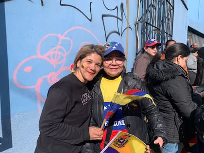 Laura Martínez y Marta, dos amigas venezolanas que estuvieron presentes hoy en la embajada de Venezuela en Buenos Aires.