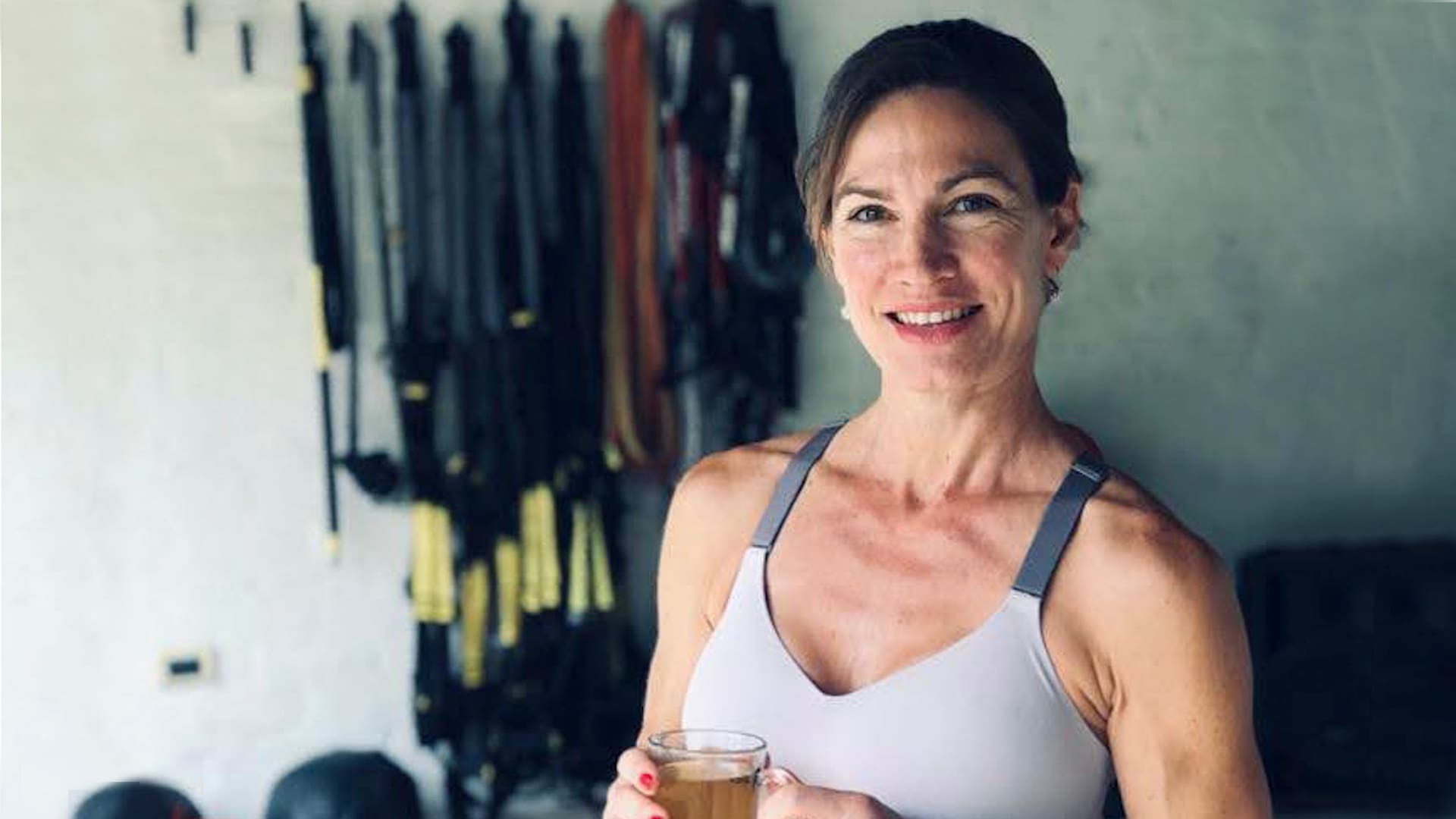 Laura Muñoz en el gimnasio que montó en la parte trasera de la casa que alquila en Chacras de Coria